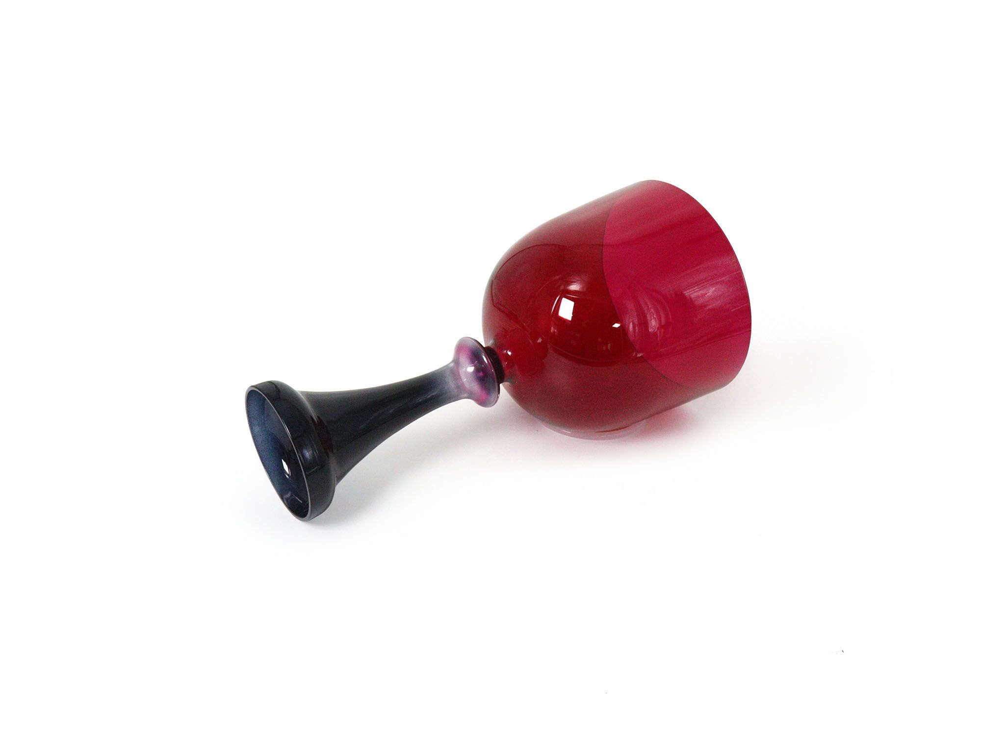 images/products/holy-grail/2311/red-and-black-gradient-alchemy-handheld-singing-bowl-sb-033/006.jpg